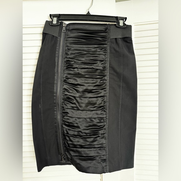 Nanette Lepore Dresses & Skirts - Nanette Lepore Black Ruched Center Zip Pencil Skirt